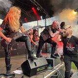Harte Klänge und eine theatralische Bühnenshow bot die Band „Shuulak“.