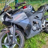 Das Motorrad stand auch Stunden später noch an der Unfallstelle, die die Polizei markiert worden war.