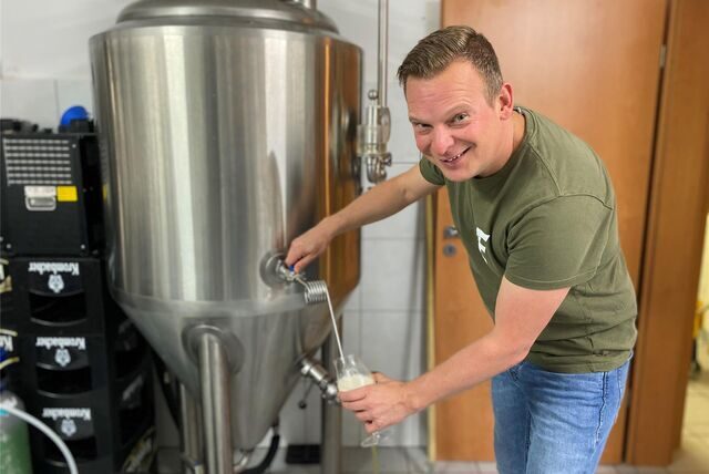 Bierbrauer Markus Holterhoff (41) zapft ein Bier aus einem seiner 150 Liter Tanks.