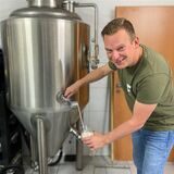 Bierbrauer Markus Holterhoff (41) zapft ein Bier aus einem seiner 150 Liter Tanks.