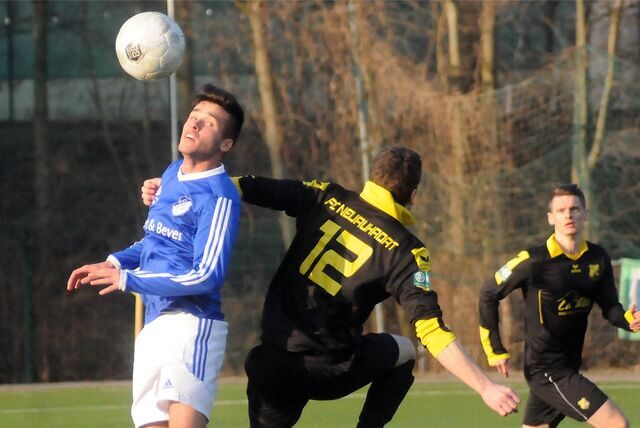 Der FC Neuruhrort (schwarze Trikots) kann nicht auf seinem eigenen Platz in die Bezirksliga-Saison einsteigen.