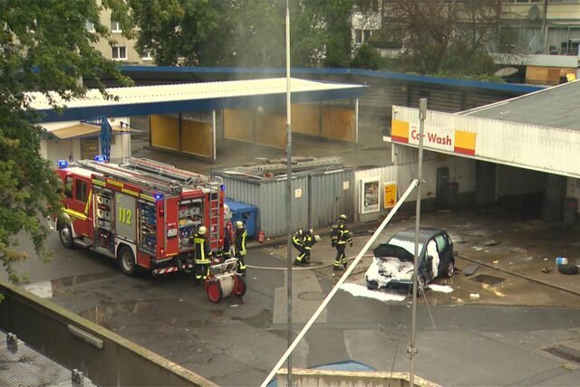 An einer Tankstelle musste die Feuerwehr ein Auto löschen