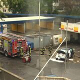 An einer Tankstelle musste die Feuerwehr ein Auto löschen