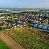 Luftbild eines Ackers an der Dortmunder Straße in Recklinghausen, auf dem ein Neubaugebiet entstehen soll. Im Hintergrund ist die Lohwegsiedlung zu erkennen