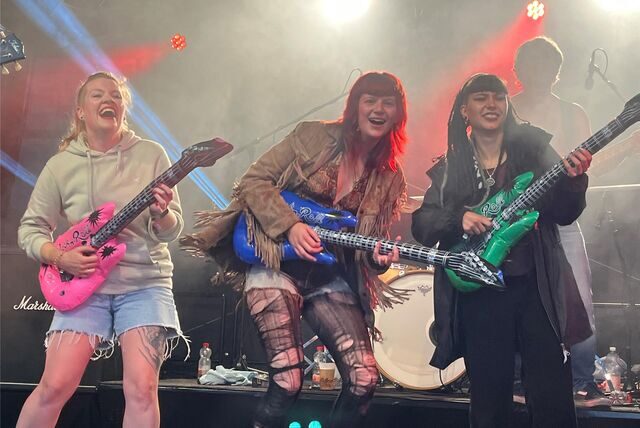 Bei der AC/DC-Coverband „Live Wire“ rockten am Ende auch Besucherinnen des Red Balloon Festivals auf der Bühne mit.