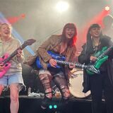 Bei der AC/DC-Coverband „Live Wire“ rockten am Ende auch Besucherinnen des Red Balloon Festivals auf der Bühne mit.