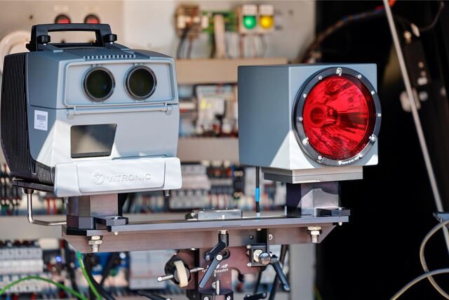 Verkehrsschild mit Zusatz Radarkontrolle