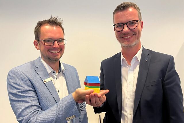 Daniel Schmücker (links) und Uwe Schniederjan sind bei der Sparkasse Bergkamen-Bönen Experten in Sachen Baufinanzierung.