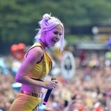 Isi Glück steht auf der Bühne bei Dortmund Olé im Revierpark Wischlingen.