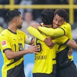 Felix Nmecha bejubelt einen Treffer gegen Ajax Amsterdam.