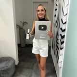 Wioletta Wyrwol hält ihren YouTube-Playbutton in der Hand