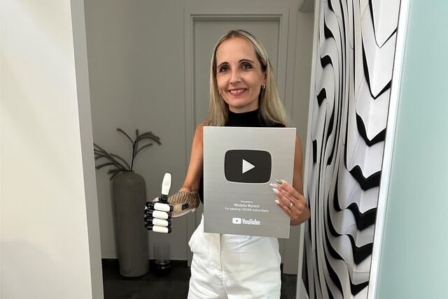 Wioletta Wyrwol hält ihren YouTube-Playbutton in der Hand