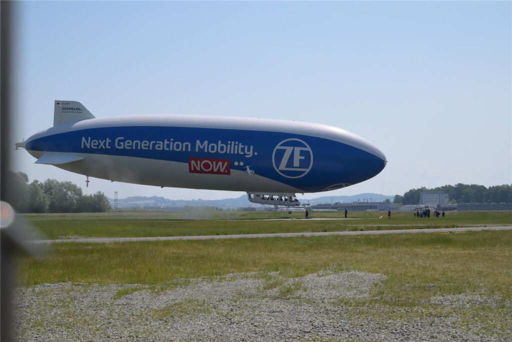 Ein Zeppelin NT (Neue Technologie) landet auf dem Bodensee-Airport. Ein Zeppelin NT (Neue Technologie) landet auf dem Bodensee-Airport.