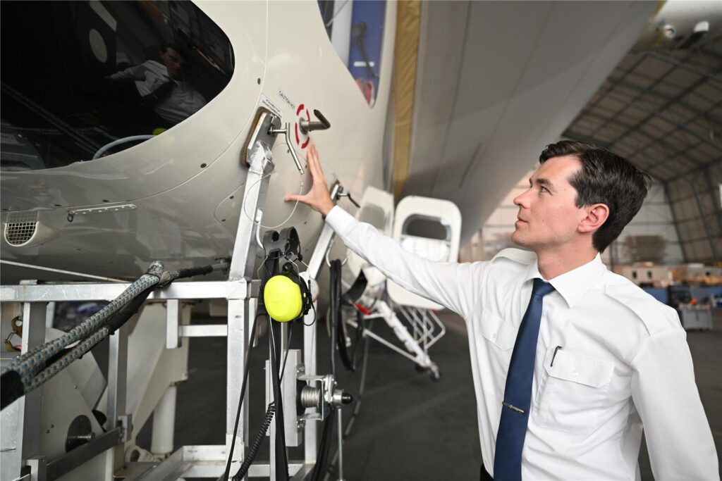 Viktor Schacht prüft die Gondel des Zeppelin NT (Neue Technologie). Viktor Schacht prüft die Gondel des Zeppelin NT (Neue Technologie).