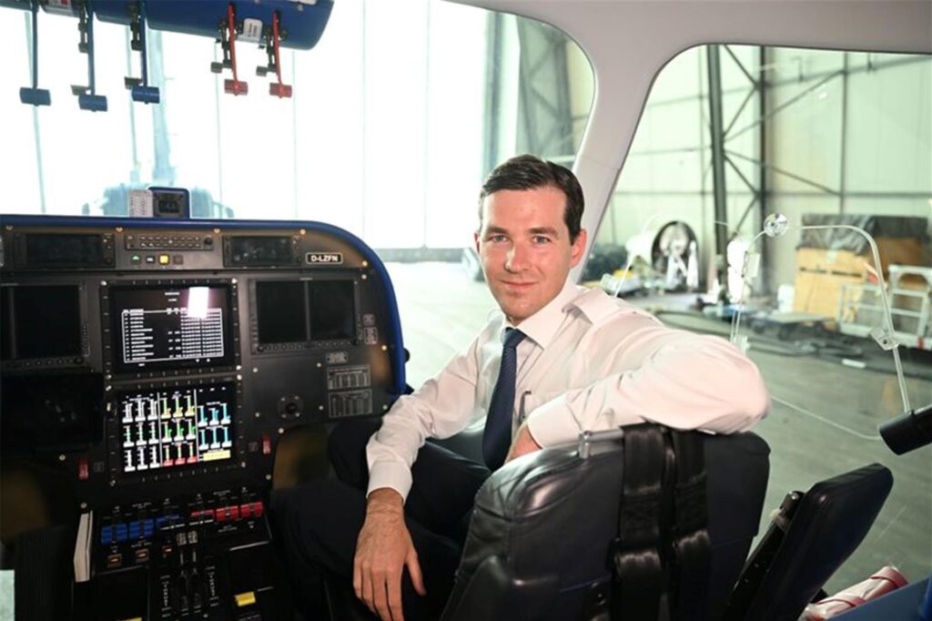 Viktor Schacht sitzt in der Gondel des Zeppelin NT (Neue Technologie). Viktor Schacht sitzt in der Gondel des Zeppelin NT (Neue Technologie).