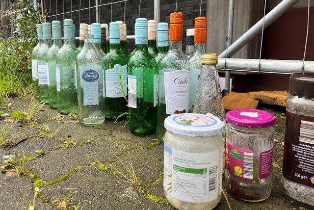 Obwohl der Altglascontainer am Voßkamp abgebaut wurde, stellen manche immer noch ihre Flaschen und Gläser dort ab.