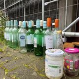 Obwohl der Altglascontainer am Voßkamp abgebaut wurde, stellen manche immer noch ihre Flaschen und Gläser dort ab.