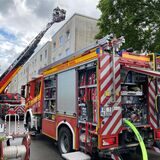 Auch eine Drehleiter setzte die Feuerwehr zunächst ein, um den Dachstuhlbrand zu löschen.