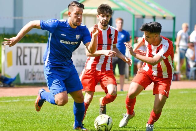 Am Ostermontag 2019 traf der FC Frohlinde, hier mit Elvedin Ceric am Ball, letztmals in einem Punktspiel auf den damaligen Absteiger VfB Günnigfeld – in der Landesliga.
