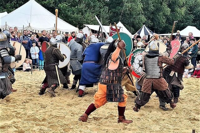 An jedem Tag findet eine Feldschlacht statt. Danach dürfen die kleinen Besucher sich ebenfalls mit den Akteuren messen.