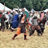 An jedem Tag findet eine Feldschlacht statt. Danach dürfen die kleinen Besucher sich ebenfalls mit den Akteuren messen.