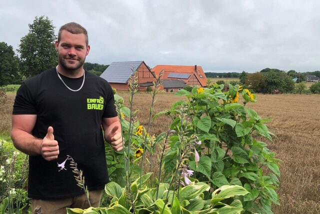 Benedikt Hülsbusch vor der Fläche auf der das Festival steigt