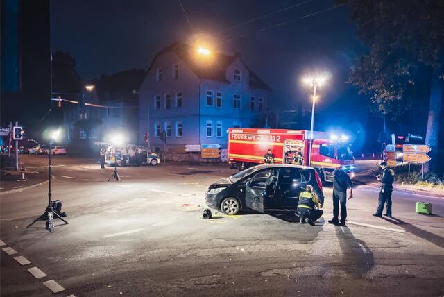 DIe Polizei am 1. August bei der Unfallaufnahme im Kreuzungsbereich. Vor dem Unfallauto liegt noch der Helm des Motorradfahrers.