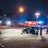 DIe Polizei am 1. August bei der Unfallaufnahme im Kreuzungsbereich. Vor dem Unfallauto liegt noch der Helm des Motorradfahrers.