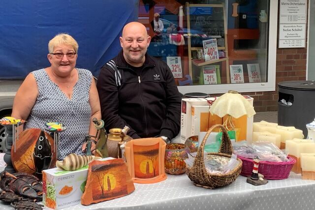 Ein Verkaufsstand auf dem Trödelmarkt an der Langen Straße
