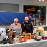 Ein Verkaufsstand auf dem Trödelmarkt an der Langen Straße