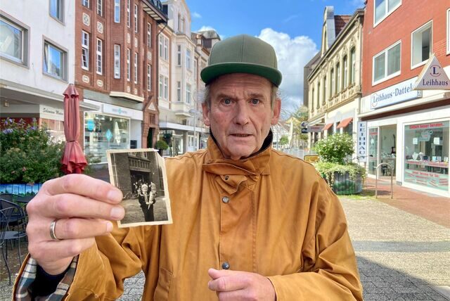 Detlef Lakomy aus Oer-Erkenschwick zeigt sein eigenes Einschulungsfoto aus dem Jahr 1956.