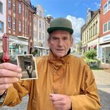 Detlef Lakomy aus Oer-Erkenschwick zeigt sein eigenes Einschulungsfoto aus dem Jahr 1956.