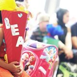 Ein Kind hält eine Schultüte in der Hand. Wie das Mädchen auf dem Symbolbild werden auch viele Kinder in Oer-Erkenschwick eingeschult.