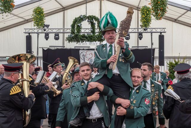 Thomas I. Frölich, der Schützenkönig der Horneburger Schützen, wird auf den Schultern getragen.