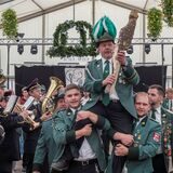 Thomas I. Frölich, der Schützenkönig der Horneburger Schützen, wird auf den Schultern getragen.