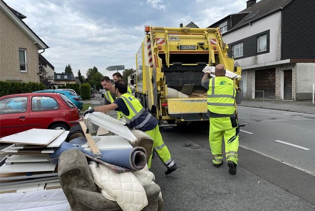 Alle Hände voll zu tun: EDG-Mitarbeiter sammeln in Dortmund Sperrmüll ein.