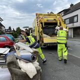Alle Hände voll zu tun: EDG-Mitarbeiter sammeln in Dortmund Sperrmüll ein.