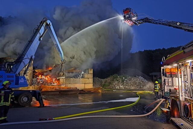 Am Montagabend brach auf dem Gelände eines Schrottverwerters in Alt-Marl ein Feuer aus.