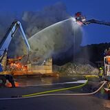Am Montagabend brach auf dem Gelände eines Schrottverwerters in Alt-Marl ein Feuer aus.