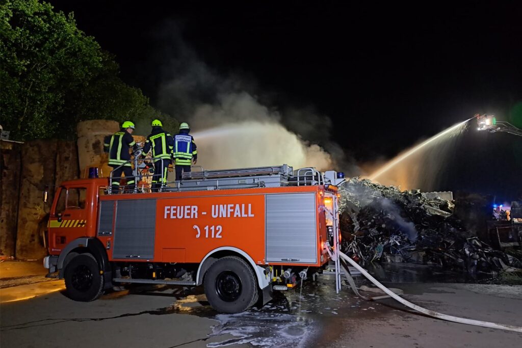 Die Feuerwehr setzt inzwischen Löschschaum ein, um den Brand zu löschen. Die Feuerwehr setzt inzwischen Löschschaum ein, um den Brand zu löschen.