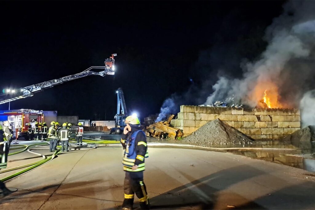 Die Löscharbeiten an der Elbestraße dauern bis in die Nacht. Die Löscharbeiten an der Elbestraße dauern bis in die Nacht.