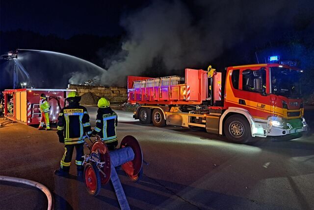 An der Elbestraße in Marl ist am Montagabend ein Feuer ausgebrochen. Die Rauchwolke ist weithin zu sehen.