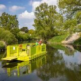 Die Lippe-Fähre Maifisch wird in Flaesheim über die Lippe gezogen
