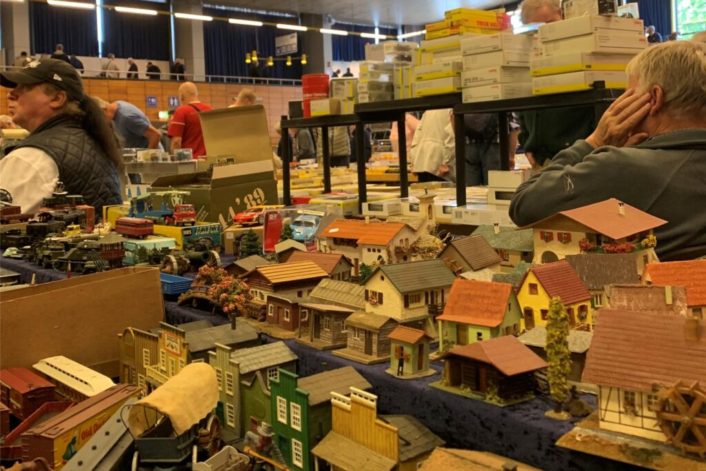 Modellbaustand mit Miniaturhäusern Modellbaustand mit Miniaturhäusern