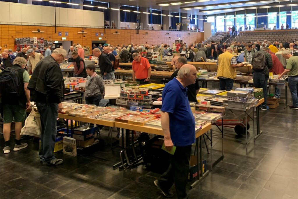 Modellspielzeugmarkt mit Besuchern Modellspielzeugmarkt mit Besuchern