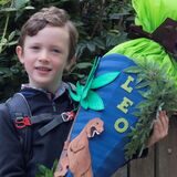 Erstklässler Leo Tost (6) hält eine Schultüte in den Händen.