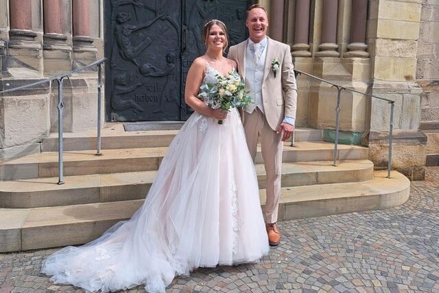 Lisa und Dennis Schröter vor der St. Martinus Kirche in Westerholt.