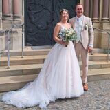 Lisa und Dennis Schröter vor der St. Martinus Kirche in Westerholt.
