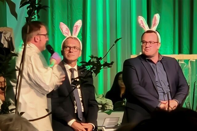 Bürgermeister André Dora (l.) und der 2. stellv. Bürgermeister André Tost (r.) mit Hasenohren auf dem Kopf.