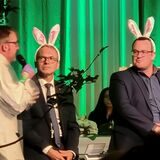 Bürgermeister André Dora (l.) und der 2. stellv. Bürgermeister André Tost (r.) mit Hasenohren auf dem Kopf.